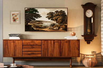 Imagen de salón bohemio de tamaño medio sin chimenea con paredes beige, suelo laminado, televisor colgado en la pared y suelo beige