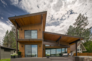 Example of a mountain style deck design in Seattle