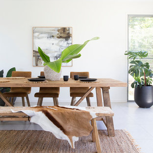 サンシャインコーストのカントリー風 LDKの画像 (白い壁、グレーの床)