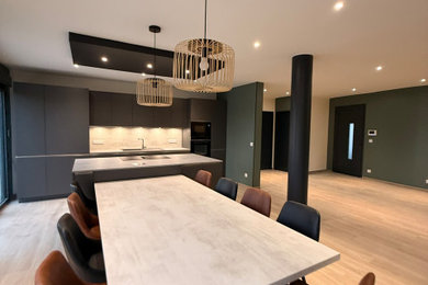 Cette photo montre une salle à manger moderne.