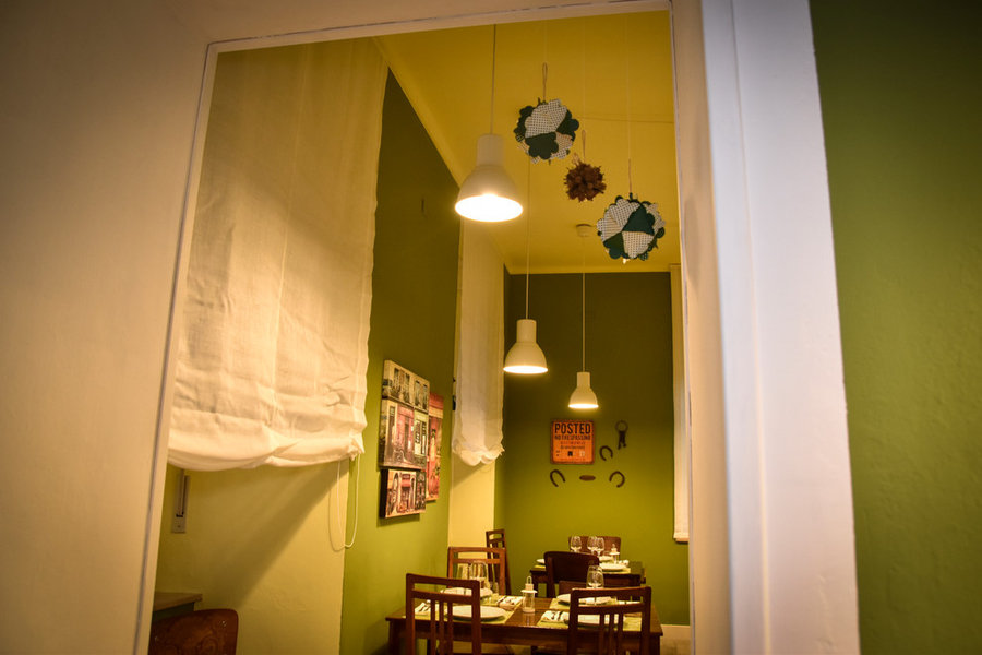 Relooking di ristorante rustico-chic verde oliva