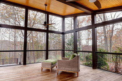Inspiration pour un porche d'entrée de maison arrière minimaliste avec une moustiquaire, une extension de toiture et un garde-corps en métal.