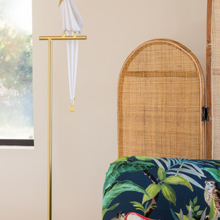 Ispirazione per una grande camera matrimoniale moderna con pareti bianche, moquette, camino ad angolo, cornice del camino in pietra, pavimento grigio e soffitto a volta