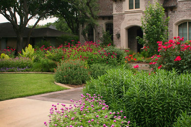 Traditional front yard full sun formal garden in Dallas with brick pavers for summer.