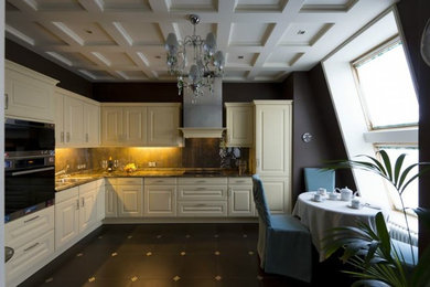 На фото: кухня в стиле неоклассика (современная классика) с двойной мойкой, мраморной столешницей и полом из керамогранита