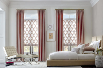 Diseño de dormitorio principal vintage con paredes blancas, suelo de madera en tonos medios, suelo marrón y bandeja