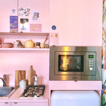 Un piccolo appartamento molto femminile: la CUCINA