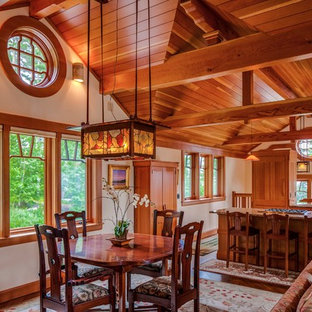 ポートランド(メイン)の小さいLDKの画像 (ベージュの壁、濃色無垢フローリング、暖炉なし、茶色い床)