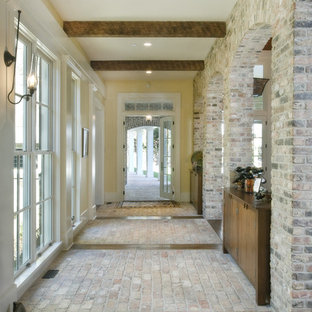 Inredning av en klassisk hall, med tegelgolv