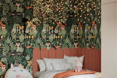 Imagen de habitación de niña de 4 a 10 años actual de tamaño medio con paredes verdes, suelo de madera en tonos medios, suelo beige y papel pintado