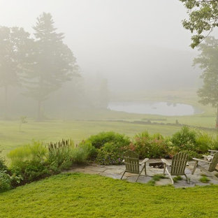 Geräumiger Eklektischer Garten hinter dem Haus mit Feuerstelle, direkter Sonneneinstrahlung und Natursteinplatten in Burlington