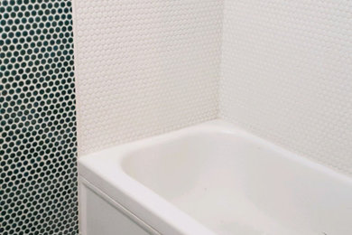 Example of a trendy bathroom design in Chicago