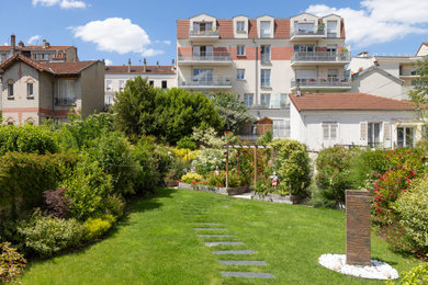 Idées déco pour un jardin arrière classique de taille moyenne et l'été avec une exposition ensoleillée.
