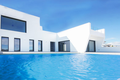 Diseño de fachada de casa blanca moderna de dos plantas