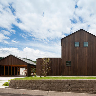 他の地域のアジアンスタイルのおしゃれな巨大な家 (木材サイディング、茶色い外壁、戸建) の写真