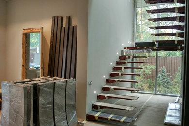 Идея дизайна: большая п-образная лестница с деревянными ступенями