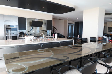 Kitchen - contemporary kitchen idea in Las Vegas