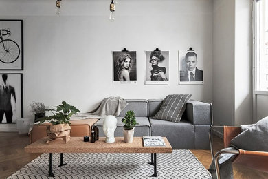 Idéer för att renovera ett stort minimalistiskt allrum med öppen planlösning, med ett finrum, vita väggar och mellanmörkt trägolv