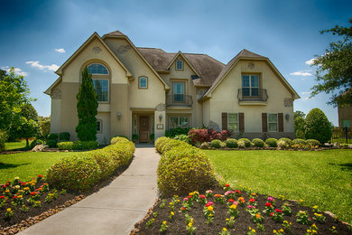 Example of an exterior home design in Houston