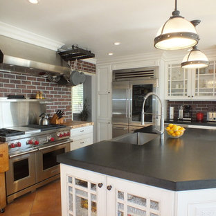 Idéer för ett stort klassiskt kök, med en rustik diskho, släta luckor, vita skåp, granitbänkskiva, brunt stänkskydd, stänkskydd i terrakottakakel, rostfria vitvaror, klinkergolv i porslin och en köksö