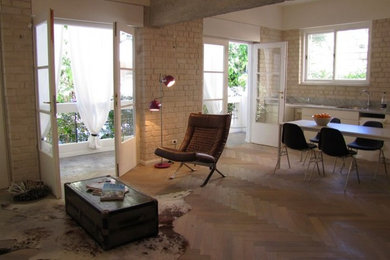 Example of a minimalist living room design in Los Angeles