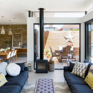 Idéer för att renovera ett stort funkis allrum med öppen planlösning, med en öppen vedspis, ett finrum, vita väggar och klinkergolv i porslin