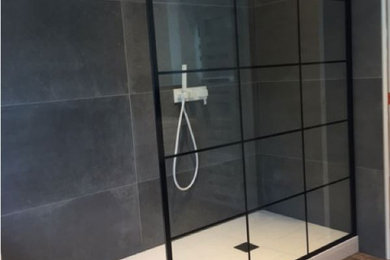 Design ideas for a contemporary bathroom in Lille.