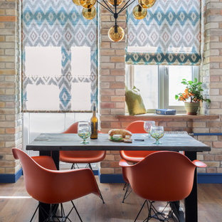 Стильный дизайн: гостиная-столовая среднего размера в стиле фьюжн с паркетным полом среднего тона и коричневым полом - последний тренд