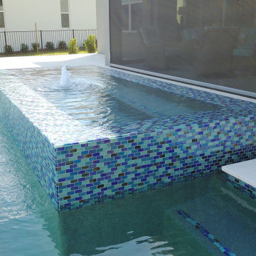 400 - Lakeside Infinity Pool with Spa