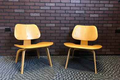 Example of a mid-century modern living room design in Chicago