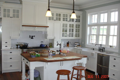 Trendy kitchen photo in Montreal