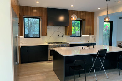 Example of a kitchen design in Los Angeles