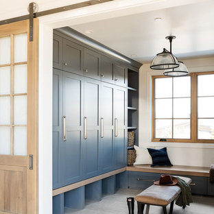 Неиссякаемый источник вдохновения для домашнего уюта: большой тамбур в стиле современная классика с белыми стенами, раздвижной входной дверью и входной дверью из дерева среднего тона