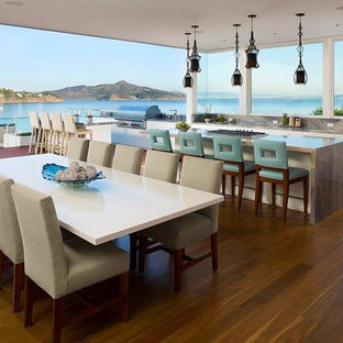 Modelo de cocina comedor contemporánea, grande, con fregadero bajoencimera, armarios con paneles lisos y puertas de armario blancas