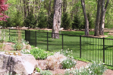 Inspiration for a modern landscaping in New York.