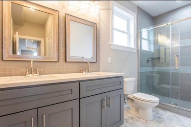 Example of a minimalist bathroom design in New York