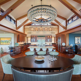 ハワイの巨大なトロピカルスタイルのLDKの画像 (白い壁、無垢フローリング、暖炉なし)