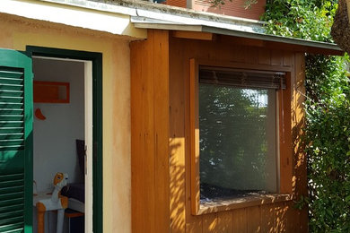 Ispirazione per un piccolo giardino costiero esposto a mezz'ombra con un pendio, una collina o una riva e pavimentazioni in pietra naturale