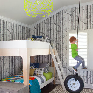 Foto de dormitorio infantil de 4 a 10 años, clásico renovado, con suelo de madera oscura