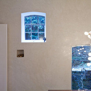 ボンの広い地中海スタイルのLDKの画像 (ベージュの壁、無垢フローリング)