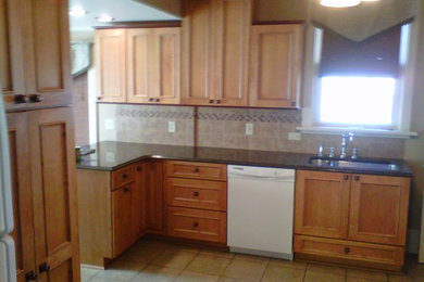 Kitchen - modern kitchen idea in Chicago