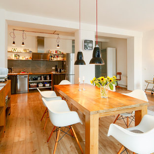 ケルンのインダストリアルスタイルのLDKの画像 (白い壁、淡色無垢フローリング)