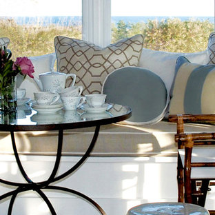 プロビデンスの中サイズのビーチスタイルのLDKの画像 (濃色無垢フローリング、ベージュの壁、標準型暖炉、石材の暖炉まわり)