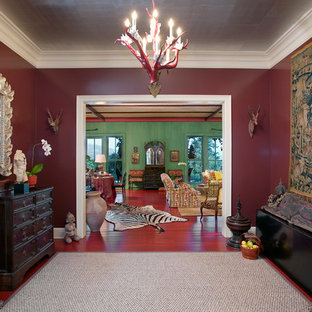 Cette photo montre un hall d'entrée éclectique avec un mur rouge.