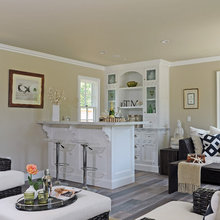 Family room w/ bar