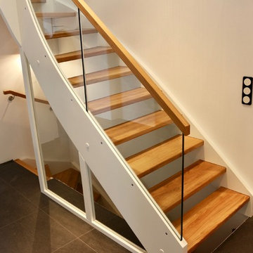 moderne Wangentreppe mit Glas