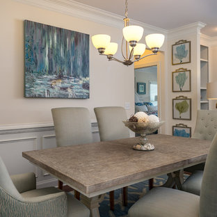 ウィルミントンの中サイズのビーチスタイルのLDKの画像 (ベージュの壁、濃色無垢フローリング、茶色い床)