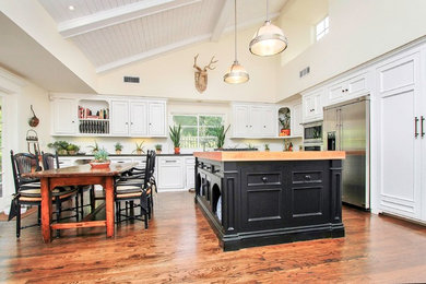Kitchen - traditional kitchen idea in Orange County