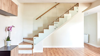 Escalera Estilo Nórdico con Barandilla de Vidrio