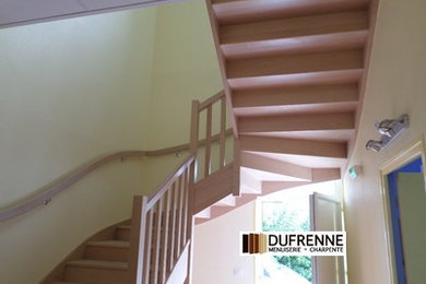 Inspiration pour un escalier minimaliste avec des marches en bois et des contremarches en bois.